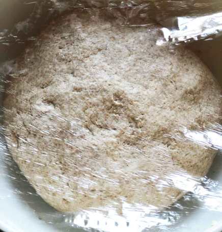 gotowe ciasto z trzech ciast na chleb z chrupiącą  skórką  skorka